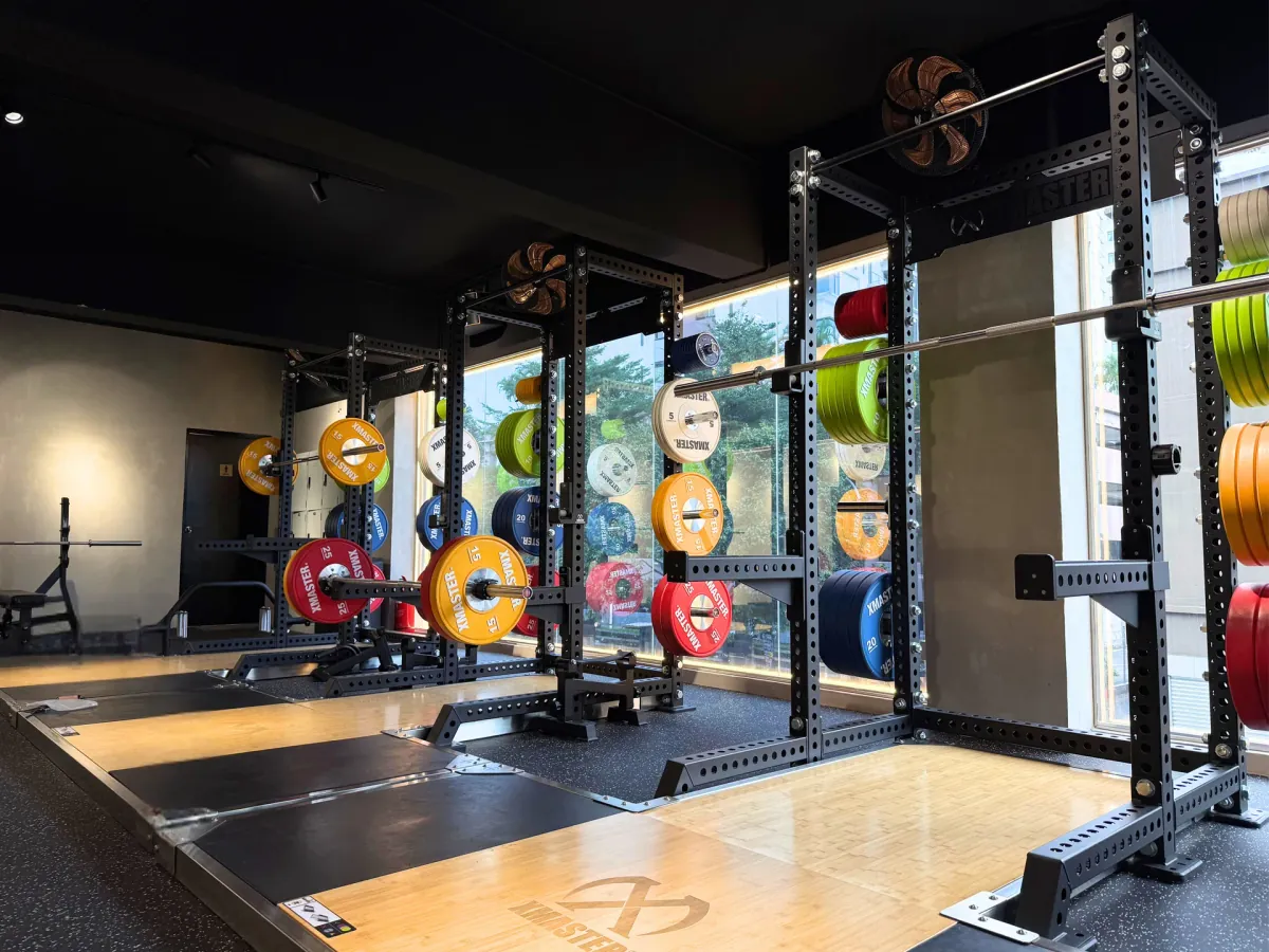 Photo, XFitness. Squat racks and the lifting platform.